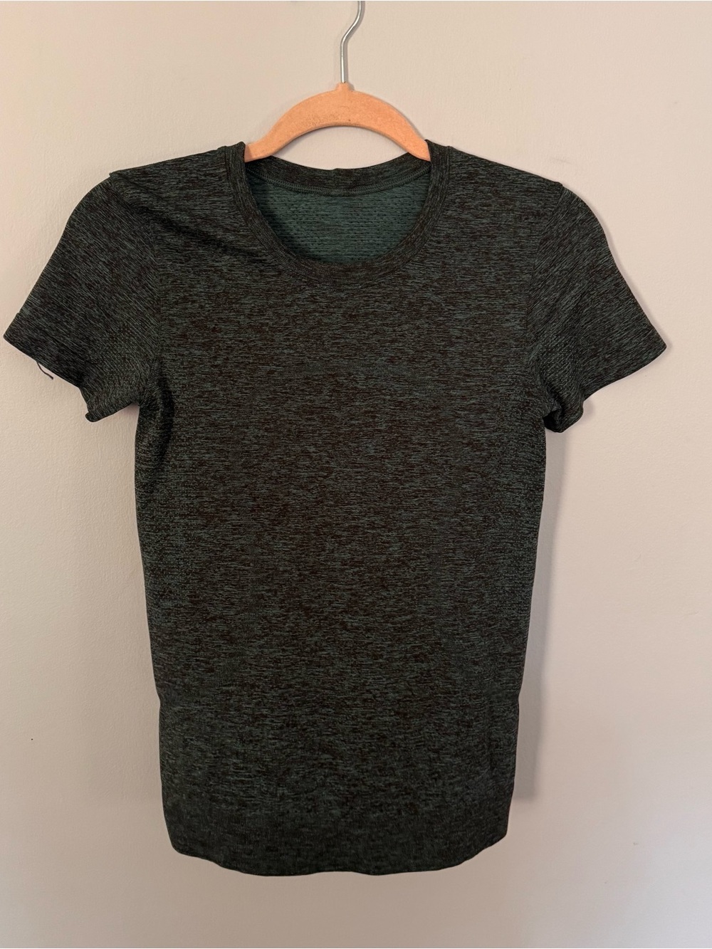 Lululemon Swiftly Breathe Short Sleeve Shirt Green Heather Size 6 Seamless